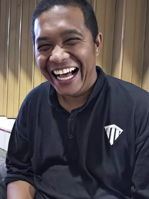 AI Video from prompt: Pria tersebut tertawa terbahak bahak