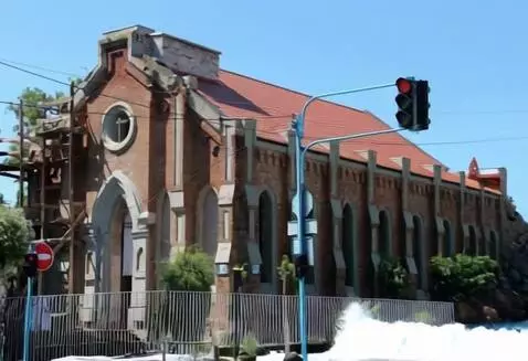 AI Video from prompt: Разрешение здания сильными волнами