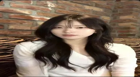 AI Video from prompt: 자신의 옷을 벗은뒤 나체 상태로 눈을 뒤집고 혀를 내민다