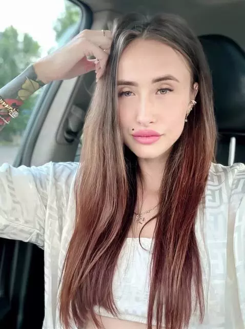 AI Video from prompt: в короткой юбке танцует