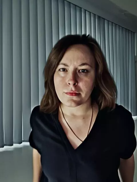 AI Video from prompt: Woman does the splits