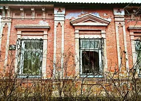 AI Video from prompt: Огромные волны разрешают здание бьют осколки лет