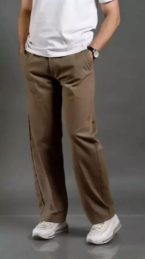 AI Video from prompt: model tersebut mempromosikan celana panjang yang