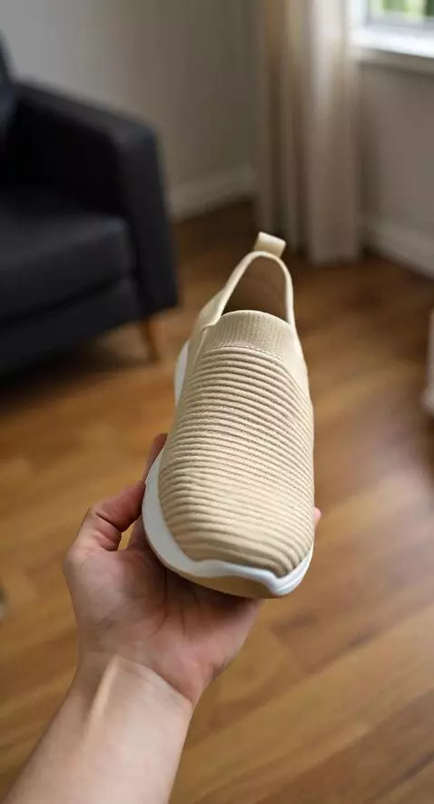 AI Video from prompt: Gerakan kamera zoom in orbit style , gerakan tan