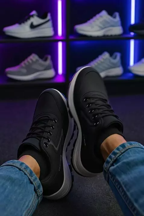 AI Video from prompt: Sepatu tersebut sedang digerakkan dengan kakinya