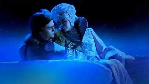 AI Video from prompt: Пятидесятилетняя снежная королева целует юношу в