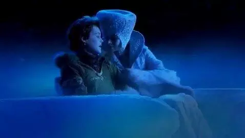 AI Video from prompt: Пятидесятилетняя снежная королева целует юношу в