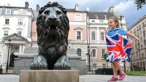 AI Video from prompt: A statue of a lion in the streets of britian wit