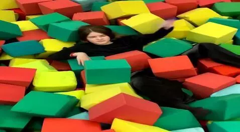 AI Video from prompt: эта девочка какает вокруг нее все взрывается и о