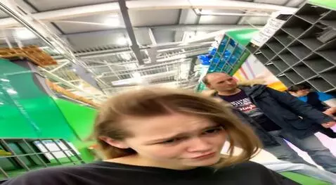 AI Video from prompt: это девочка наченает жестко тристи головой