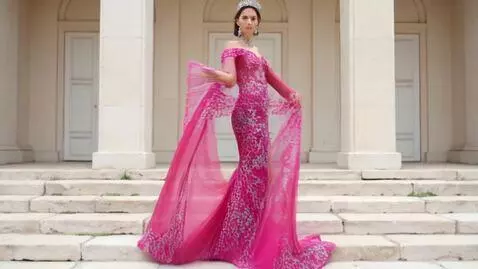 AI Video from prompt: Un singur model într-un decor minimalist pe trep