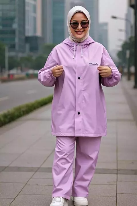 AI Video from prompt: Wanita wajah Filipin-Indonesia, berhijab, memaka