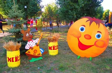 AI Video from prompt: они бегут а их догоняет девочка