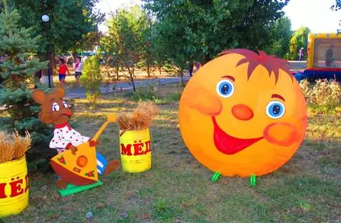 AI Video from prompt: колобок с медвежонком убегают а их догоняет дево