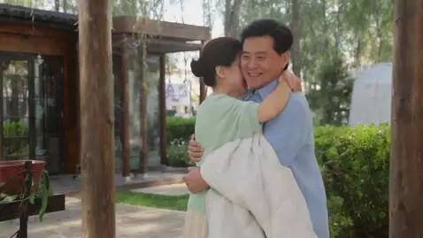 AI Video from prompt: Шум шипящей пленки (ретро 1920-е годы)