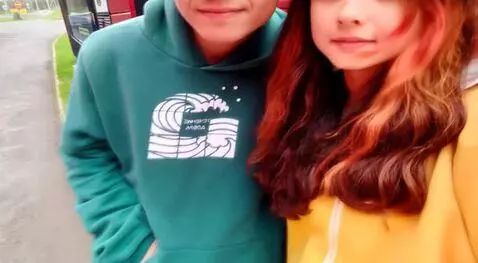 AI Video from prompt: Они берутся за руки и начинают прыгать и крутить