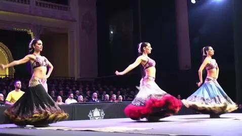 AI Video from prompt: Trei dansatoare profesioniste ,dansează din buri