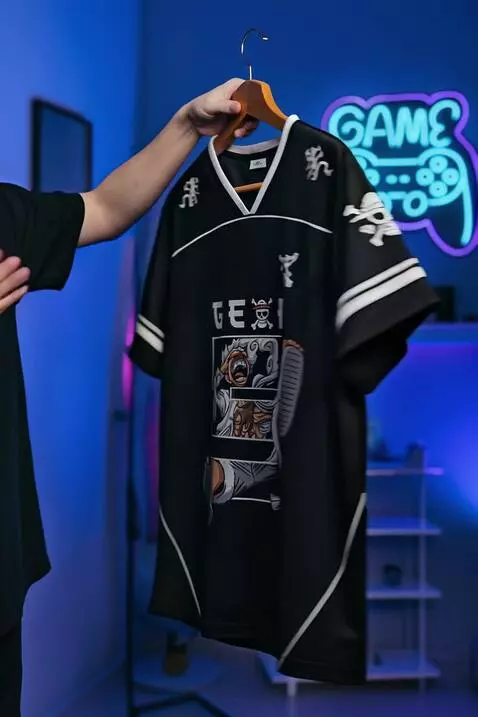 AI Video from prompt: Produk tersebut sedang di review secara detail k