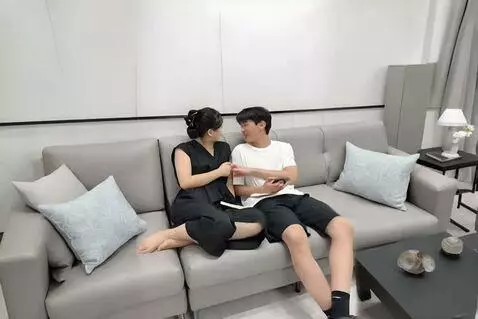 AI Video from prompt: 用力扑到在沙发上，强烈亲吻