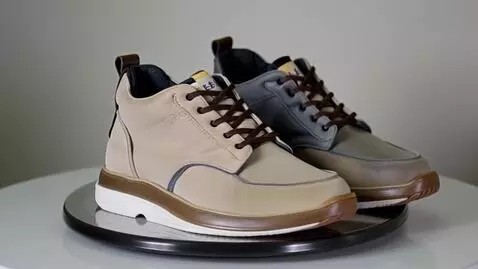 AI Video from prompt: Buat video, sepatu nya lagi direview dengan berp