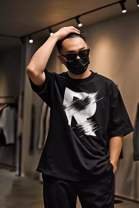 AI Video from prompt: Model tersebut mengusap rambut seperti merapikan