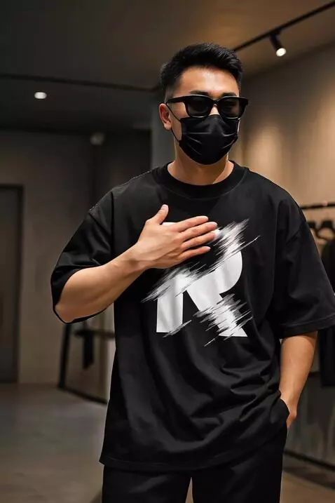 AI Video from prompt: Pria tersebut mengelus bajunya kemudian memperli