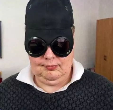 AI Video from prompt: Мальчик делает сальто, а потом сидит с Роналду и