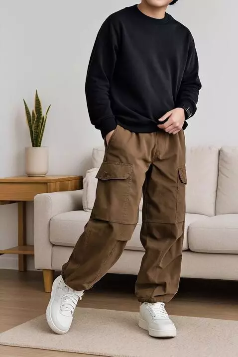 AI Video from prompt: Anak tersebut mempromosikan celana yang di pakai