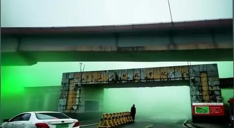 AI Video from prompt: 场景：雾气弥漫的老旧大学校门口，“XX 师范学院” 的门牌斑驳破损，墙体有多处裂痕与剥落痕迹，透