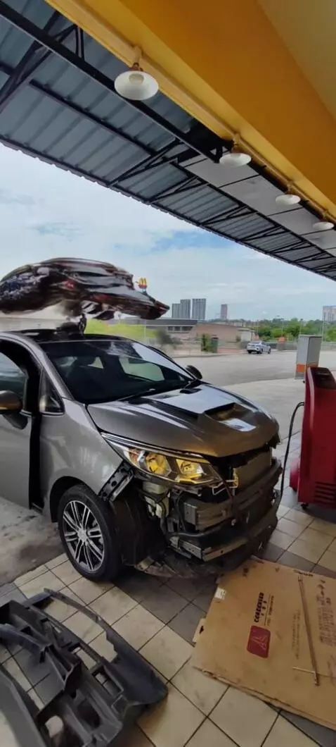 AI Video from prompt: Transform the car to transformers from autobots.