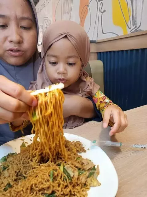 AI Video from prompt: Lagi makan mie goreng