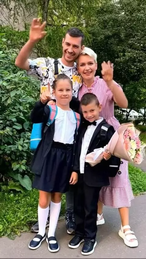 AI Video from prompt: семья позирует перед камерой