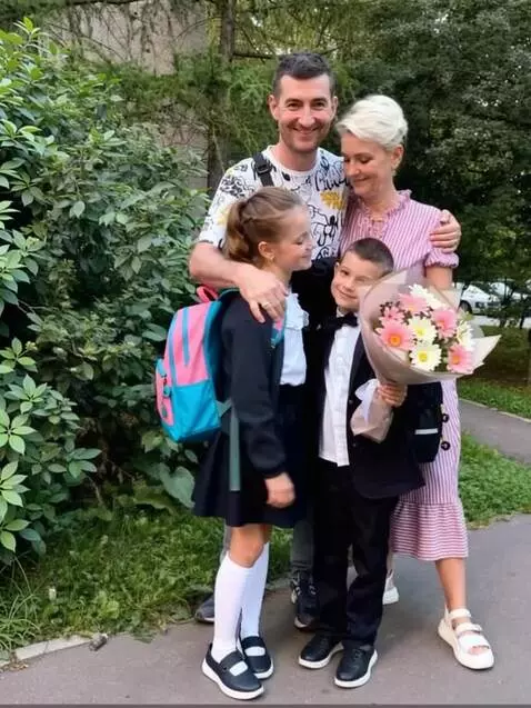 AI Video from prompt: семья позирует перед камерой