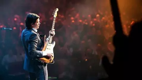 AI Video from prompt: играет на гитаре в такт