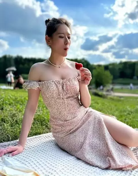 AI Video from prompt: снимает платье