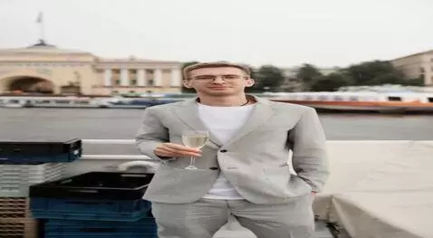 AI Video from prompt: I'm being surrounded by pretty model girls