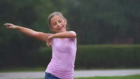 AI Video from prompt: Spanish girl hip dances in rain