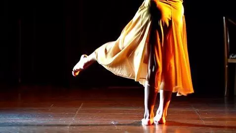 AI Video from prompt: девушка поворачивается спиной и покачивает бёдра