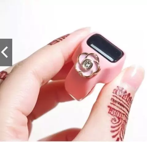 AI Video from prompt: buatkan tangan tersebut bergerak memegang cincin