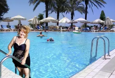 AI Video from prompt: женщина улыбается, машет рукой, люди купаются, в