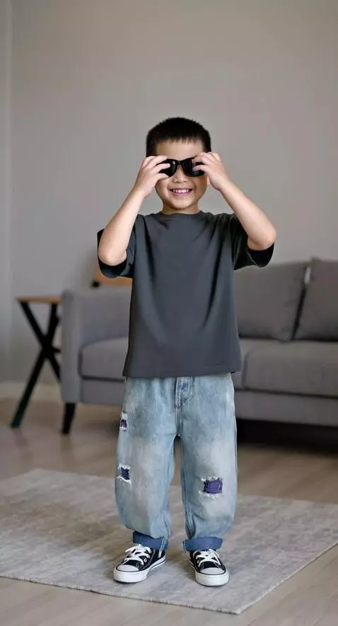 AI Video from prompt: Anak tersebut tersenyum merapikan rambutnya deng