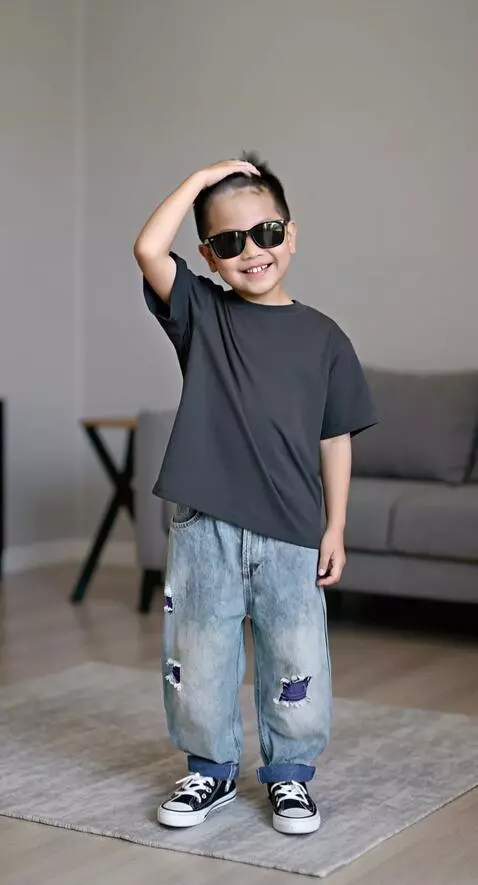 AI Video from prompt: Model tersebut tersenyum, kemudian merapikan ram