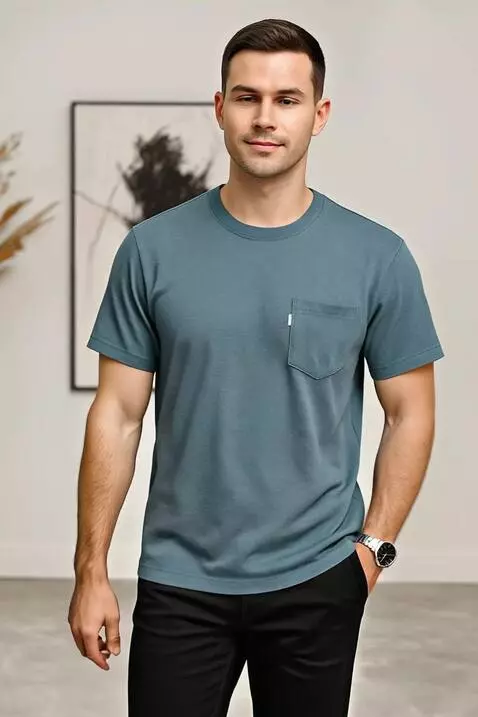 AI Video from prompt: Model tersebut berjalan ke depan dengan gaya fas