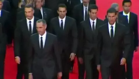 AI Video from prompt: Мужчины в черных костюмах и черных галстуках иду