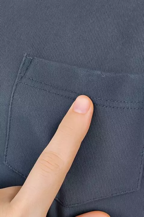 AI Video from prompt: Review bajunya secara dekat dan detail dengan ja