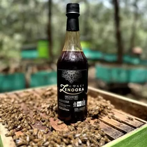 AI Video from prompt: buatkan madu zenoora itu menuangkan isinya ke da