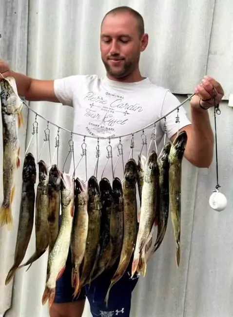 AI Video from prompt: Кладёт рыбу на землю и поднимает бокал пива берё