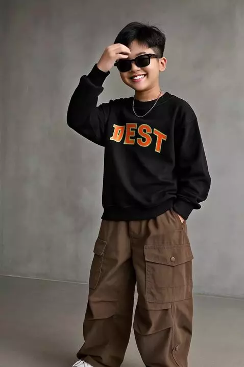 AI Video from prompt: model tersebut tersenyum mengusap rambutnya deng