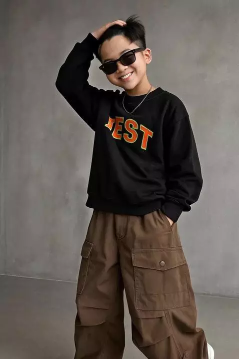 AI Video from prompt: model tersebut tersenyum mengusap rambutnya deng