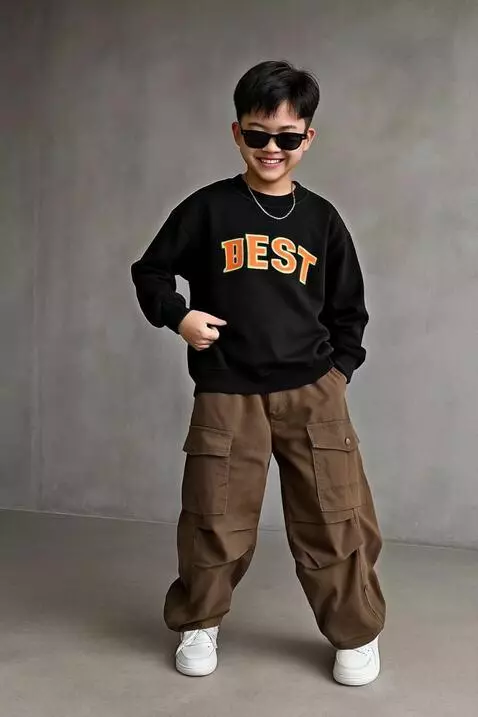 AI Video from prompt: Model tersebut tersenyum mempromosikan celana ya